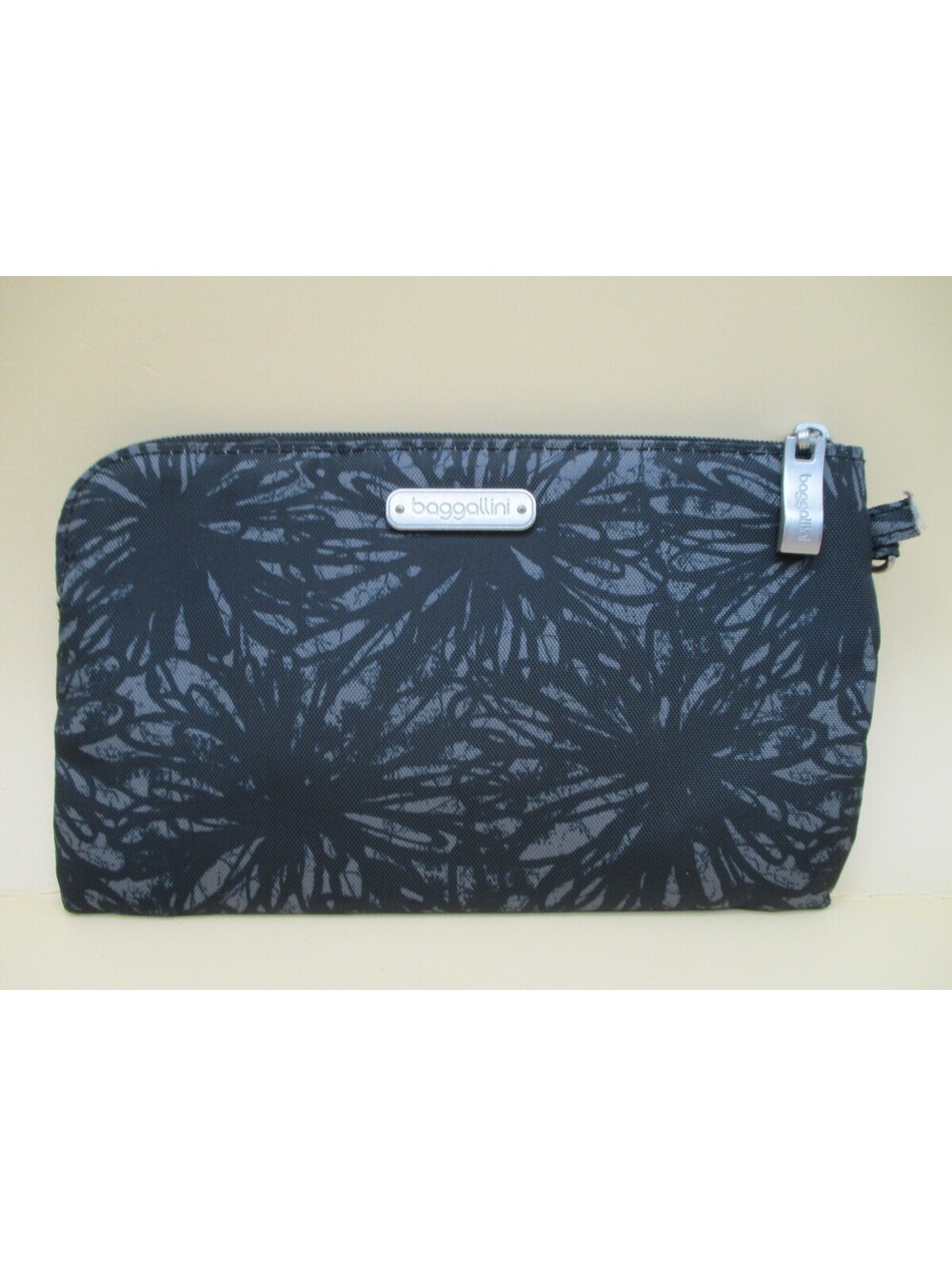 Baggallini Black Gray Floral RFID Wristlet Pouch Travel Wallet